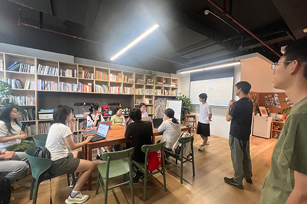 A replaceable illustration of a roundtable seminar and student discussion